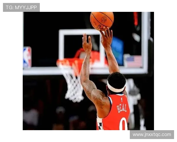 比尔的无球移动胜过布克，制造更多三分空位